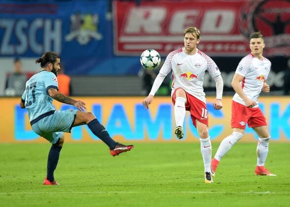 Sergio Oliveira (Porto 27) gegen Emil Forsberg (RB 10) beim Spiel RasenBallsport Leipzig (RB) vs FC Porto, Fussball, UEFA Champions League, Gruppenphase, 17.10.2017 Leipzig