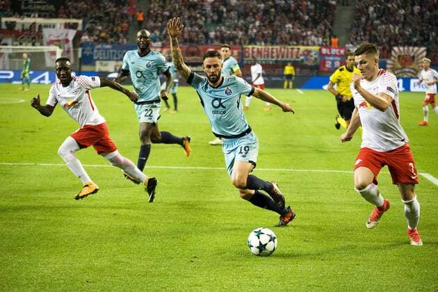 UEFA Champions League 2017 2018, Gruppenphase, 3. Spieltag - RB Leipzig vs. FC Porto Sabitzer (RBL re.) vor Miguel Layun (Porto), links wartet Naby Keita (RBL) auf einen Pass. Leipzig Sachsen Deutschland