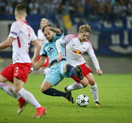 RB Leipzig - Porto Fussball Champions League Leipzig, 17.10.2017, Red Bull Arena, Fussball, UEFA Champions League, Gruppe G, 3.Spieltag , RB Leipzig (DEU) vs. FC Porto (PRT) , Im Bild v.l.: Alex Telles (13, Porto) und Emil Forsberg (10,RB Leipzig). ,