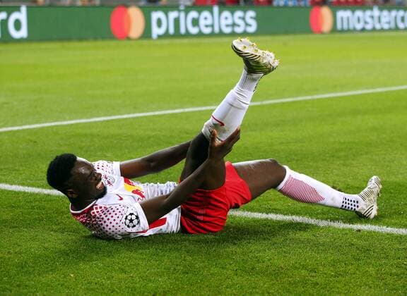 Bilder des Tages - SPORT Jean Kevin Augustin verletzt am Boden liegend Verletzung Krampf Aktion Spielszene Zweikampf Fußball Fussball UEFA CL Championsleague Herren Saison 2017 2018 17.10.2017 RB Leipzig RBL vs. FC Porto
