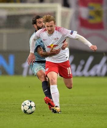 Emil Forsberg (RB 10) gegen Sergio Oliveira (Porto 27) beim Spiel RasenBallsport Leipzig (RB) vs FC Porto, Fussball, UEFA Champions League, Gruppenphase, 17.10.2017 Leipzig