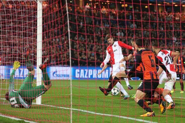 Goalkeeper Andriy Pyatov of FC Shakhtar Donetsk, Michiel Kramer of Feyenoord during the UEFA Champions League group F match between Feyenoord Rotterdam and Shakhtar Donetsk at the Kuip on October 17, 2017 in Rotterdam, The Netherlands UEFA Champions League 2017 2018 xVIxVIxImagesx xTomxBodexMultimediaxIVx 9042051