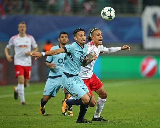 17.10.2017, Fussball UEFA Champions League 2017 2018, Gruppenphase, 3.Spieltag, RB Leipzig - FC Porto, in der Red Bull Arena Leipzig. v.l. Alex Telles (FC Porto) gegen Yussuf Poulsen (RB Leipzig)