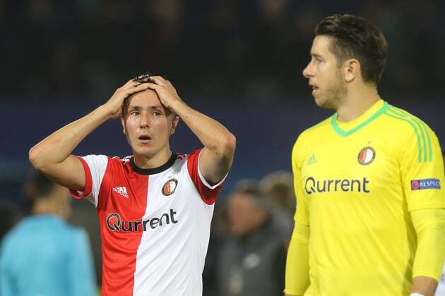 Steven Berghuis of Feyenoord, keeper Brad Jones of Feyenoord during the UEFA Champions League group F match between Feyenoord Rotterdam and Shakhtar Donetsk at the Kuip on October 17, 2017 in Rotterdam, The Netherlands UEFA Champions League 2017 2018 xVIxVIxImagesx xTomxBodexMultimediaxIVx 9042054