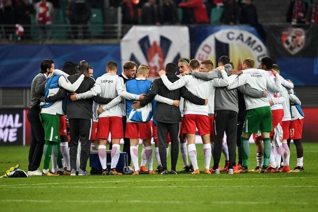 Fussball, Herren, Saison 2017 2018, Champions League (Gruppe G, 3. Spieltag), RB Leipzig - FC Porto, Jubel nach dem Abpfiff, Cheftrainer Ralph Hasenhüttl (RB Leipzig) feiert mit der Mannschaft auf dem Spielfeld, 17.10. 2017, Copyright: xMatthiasxKochx