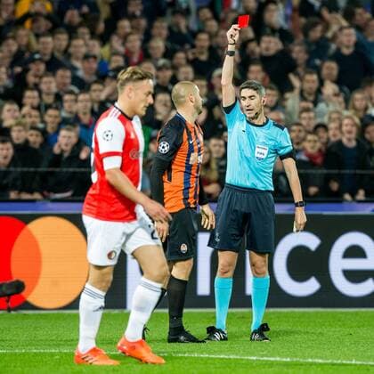 ROTTERDAM - Feyenoord - FC Shakhtar Donetsk , Voetbal , Seizoen 2017 2018 , Champions League , Feijenoord stadion de Kuip , 17-10-2017 , Shakhtar Donetsk speler Yaroslav Rakitskiy krijgt 2e geel dus rood van Scheidsrechter Alberto Undiano Mallenco (r) na overtreding op Feyenoord speler Jens Toornstra (l) Feyenoord - Shakhtar  x1764084x