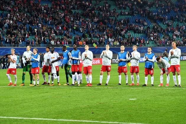 Fussball, Herren, Saison 2017 2018, Champions League (Gruppe G, 3. Spieltag), RB Leipzig - FC Porto, Jubel nach dem Abpfiff, die Spieler von RB Leipzig feiern mit den Fans den ersten Sieg in der Champions League, 17.10. 2017, Copyright: xMatthiasxKochx