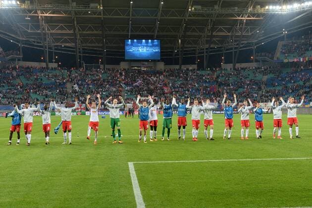 Bilder des Tages - SPORT Fussball, Herren, Saison 2017 2018, Champions League (Gruppe G, 3. Spieltag), RB Leipzig - FC Porto, Jubel nach dem Abpfiff, die Spieler von RB Leipzig feiern mit den Fans den ersten Sieg in der Champions League, 17.10. 2017, Copyright: xMatthiasxKochx