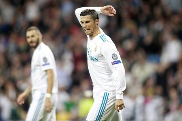 Real Madrid s Karim Benzema (l) and Cristiano Ronaldo dejected during Champions League Group H match 3. October 17,2017.  (2017101703)