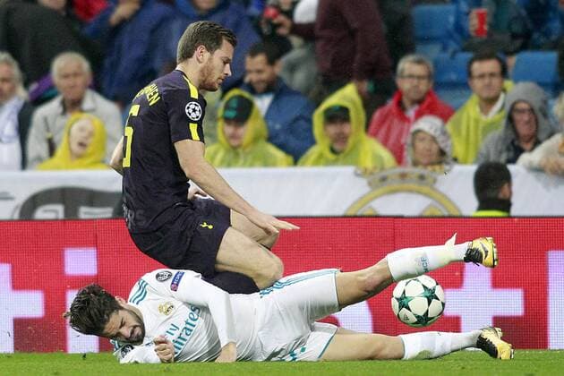 Real Madrid s Isco Alarcon (d) and Tottenham Hotspur FC s Jan Vertonghen during Champions League Group H match 3. October 17,2017.  (2017101723)