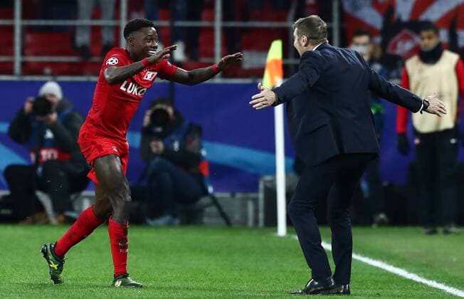 MOSCOW, RUSSIA - OCTOBER 17, 2017: Spartak Moscow s Quincy Promes (L) and Spartak Moscow s manager Massimo Carrera celebrate scoring in the 2017 18 UEFA Champions League Group E Round 3 football match against FC Sevilla at Otkrytiye Arena Stadium. FC Spartak Moscow won the game 5-1. Stanislav Krasilnikov TASS  TS0650DD