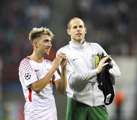 Foto: Siegesjubel bei Leipzig nach dem Schlusspfiff , Kevin Kampl und Torhüter Peter Gulacsi Fussball UEFA Championsleague am Di. 17.10.2017 Gruppenspiel RB Leipzig - FC Porto 3 - 2