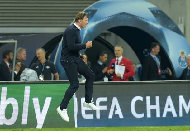 Jubel bei RB Trainer Ralph Hasenh?ttl Hasenhuettl nach Abpfiff beim Spiel RasenBallsport Leipzig (RB) vs FC Porto, Fussball, UEFA Champions League, Gruppenphase, 17.10.2017 Leipzig