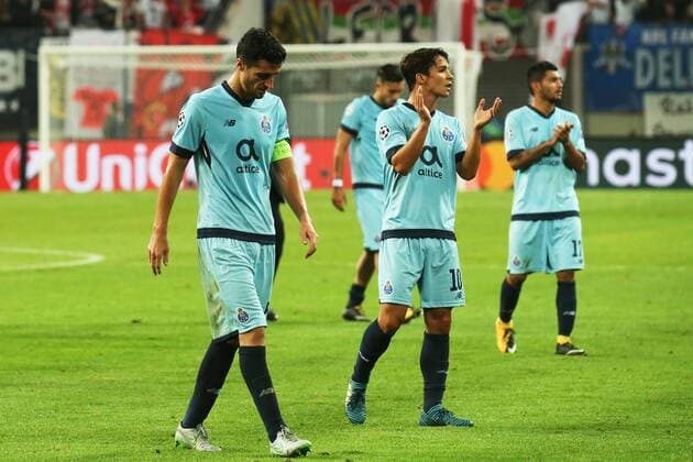17.10.2017, xkvx, Fussball Champions League, RB Leipzig - FC Porto, emspor, v.l. FC Porto Spieler enttaeuscht, enttaeuscht schauend, dissapointed Hector Herrera (FC Porto) Leipzig