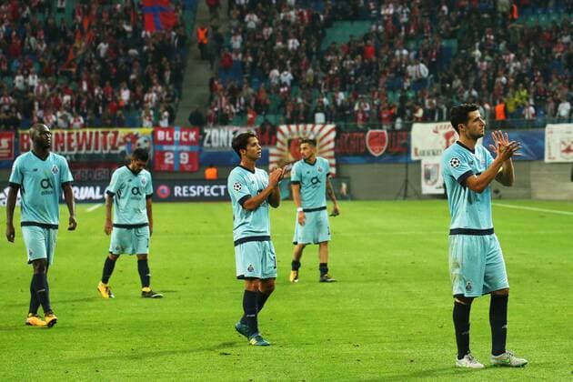 17.10.2017, xkvx, Fussball Champions League, RB Leipzig - FC Porto, emspor, v.l. FC Porto Spieler enttaeuscht, enttaeuscht schauend, dissapointed Hector Herrera (FC Porto) Leipzig