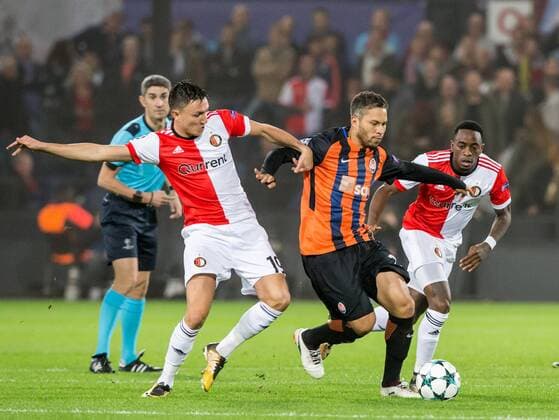 ROTTERDAM - Feyenoord - FC Shakhtar Donetsk , Voetbal , Seizoen 2017 2018 , Champions League , Feijenoord stadion de Kuip , 17-10-2017 , eindstand 1-2 , Feyenoord speler Steven Berghuis (l) in duel met Feyenoord speler Ridgeciano Haps (r) in duel met Shakhtar Donetsk speler Bohdan Butko (m) Feyenoord - Shakhtar  x1764272x