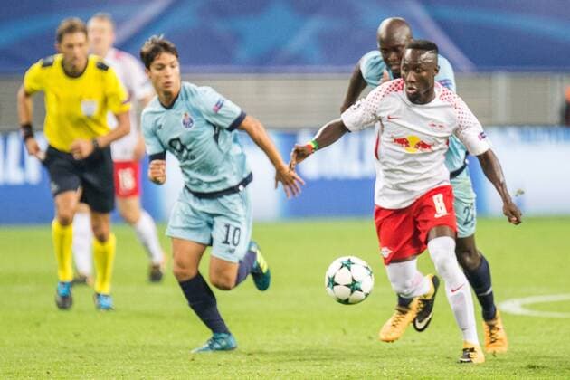 v.li.: Oliver Torres (FC Porto, 10), Naby Deco Keita (RB Leipzig, 8); Laufduell, Fussball, UEFA Champions League, RB Leipzig - FC Porto,