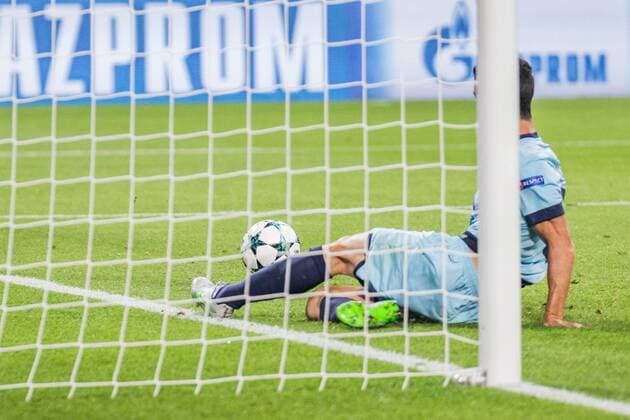 Ivan Marcano (FC Porto, 5) kratzt den Ball von der Linie; erfolgloser Torschuss, Fussball, UEFA Champions League, RB Leipzig - FC Porto,