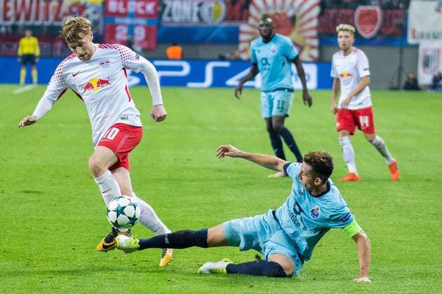 v.li.: Emil Forsberg (RB Leipzig, 10), Hector Herrera (FC Porto, 16); Zweikampf, Duell, Aktion, action, Fussball, UEFA Champions League, RB Leipzig - FC Porto,