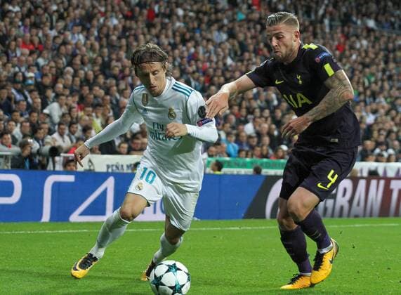 Real MadridÂ s Croatian midfielder Modric and Totenham s player Alderweireld during Champions League match between Real Madrid and Tottenham at the Santiago Bernabeu stadium in Madrid Tuesday Oct 17th 2017  xIrinaxR.xH.x xAFP7x xRealxMadridxvxTottenham,xChampionsxLeague,xOctx17thx2017x