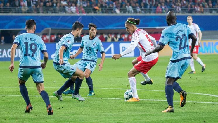v.li.: Miguel Layun (FC Porto, 19), Ivan Marcano (FC Porto, 5), Oliver Torres (FC Porto, 10), Yussuf Poulsen (RB Leipzig, 9), Danilo Pereira (FC Porto, 22), Fussball, UEFA Champions League, RB Leipzig - FC Porto,