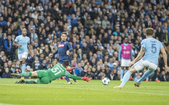 17th October 2017, Etihad Stadium, Manchester, England; UEFA Champions League, Manchester City versus Napoli; Dries Mertens of Napoli lays the ball off but is foiled by Ederson of Manchester City  ActionPlus11941189