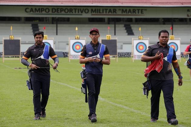 The Malaysia team members Muhammad Akmal Nor Hasrin, Khairul Anuar Mohamad and Haziq Kamaruddin prepare to compete during the male recuve bow event as part of the outdoor World Archery Championships in Mexico City, Mexico, 17 October 2017. The World Championships will continue until the weekend, when the competition will be moved to the Main Square of the capital. World Archery Championships in Mexico !ACHTUNG: NUR REDAKTIONELLE NUTZUNG!  Copyright: xJoséxMéndezx MEX021 20171018-636438863398559261