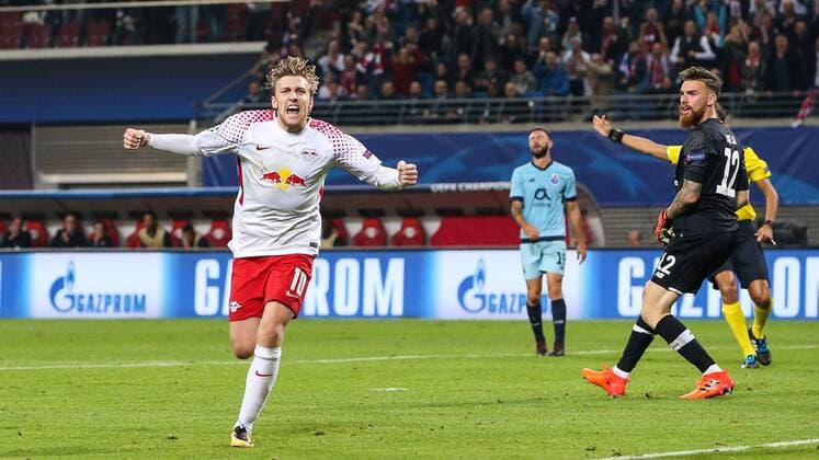 Torjubel - Torschütze Emil Forsberg (RB Leipzig) trifft 2-1 - Gruppenspiel G Champions League Saison 2017-2018 RasenBallsport Leipzig vs. FC Porto in der RB Arena in Leipzig - Aktion,Deutschland, Fußball, Mann, Maenner,17.10.2017
