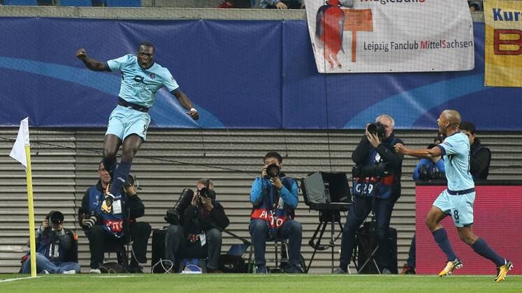 Torjubel - Torschütze Vincent Aboubakar (FC Porto) trifft 1-1 - Gruppenspiel G Champions League Saison 2017-2018 RasenBallsport Leipzig vs. FC Porto in der RB Arena in Leipzig - Aktion,Deutschland, Fußball, Mann, Maenner,17.10.2017