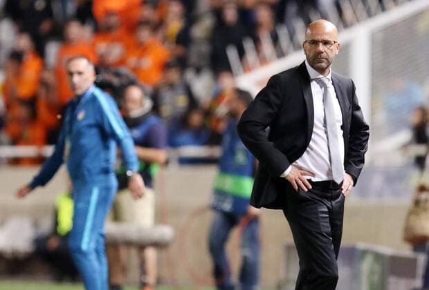 Bilder des Tages - SPORT (171018) -- NICOSIA, Oct. 18, 2017 -- Bortussia Dortmund s coach Peter Bosz reacts during the 2017-2018 Champions League match against Apoel in Nicosia, Cyprus, Oct. 17, 2017. The match tied 1-1. ) (SP)CYPRUS-NICOSIA-SOCCER-UEFA CHAMPIONS LEAGUE-BORTMUND VS APOEL SakisxSavvides 