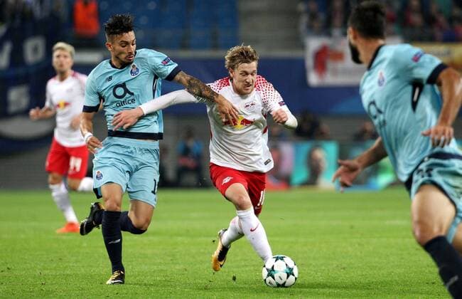 GER, UEFA Champions League, Vorrunde, RasenBallsport Leipzig vs FC Porto 17.10.17 , Leipzig, Red Bull Arena, GER, Saison 2017 2018, UEFA Champions League, Vorrunde, Gruppe G, 03. Spieltag, RasenBallsport Leipzig vs FC Porto im Bild Emil Forsberg (Leipzig) gegen Alex Telles (Porto)
