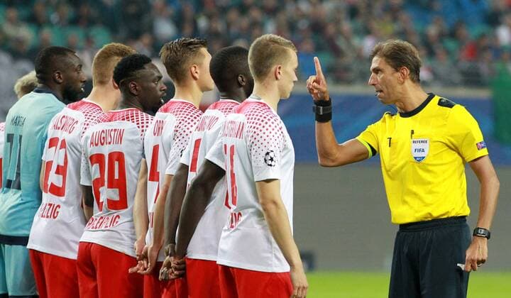 GER, UEFA Champions League, Vorrunde, RasenBallsport Leipzig vs FC Porto 17.10.17 , Leipzig, Red Bull Arena, GER, Saison 2017 2018, UEFA Champions League, Vorrunde, Gruppe G, 03. Spieltag, RasenBallsport Leipzig vs FC Porto im Bild Schiedsrichter Paolo Tagliavento ermahnt die Spieler beider Mannschaften