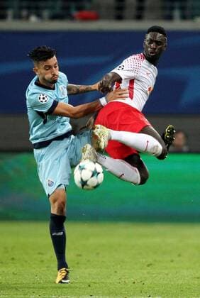 GER, UEFA Champions League, Vorrunde, RasenBallsport Leipzig vs FC Porto 17.10.17 , Leipzig, Red Bull Arena, GER, Saison 2017 2018, UEFA Champions League, Vorrunde, Gruppe G, 03. Spieltag, RasenBallsport Leipzig vs FC Porto im Bild Jean-Kevin Augustin (Leipzig) gegen Alex Telles (Porto)