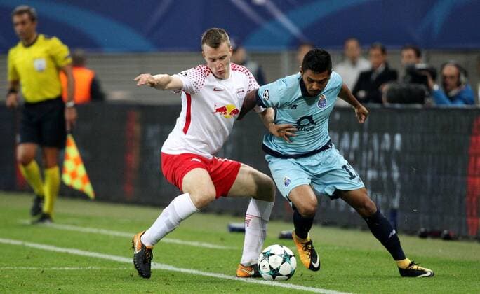 GER, UEFA Champions League, Vorrunde, RasenBallsport Leipzig vs FC Porto 17.10.17 , Leipzig, Red Bull Arena, GER, Saison 2017 2018, UEFA Champions League, Vorrunde, Gruppe G, 03. Spieltag, RasenBallsport Leipzig vs FC Porto im Bild Lukas Klostermann (Leipzig) gegen Jesus Corona (Porto)