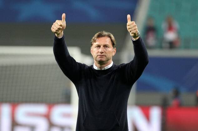 GER, UEFA Champions League, Vorrunde, RasenBallsport Leipzig vs FC Porto 17.10.17 , Leipzig, Red Bull Arena, GER, Saison 2017 2018, UEFA Champions League, Vorrunde, Gruppe G, 03. Spieltag, RasenBallsport Leipzig vs FC Porto im Bild Trainer Ralph Hasenhüttl (Leipzig) bedankt sich nach dem Spiel bei den Fans