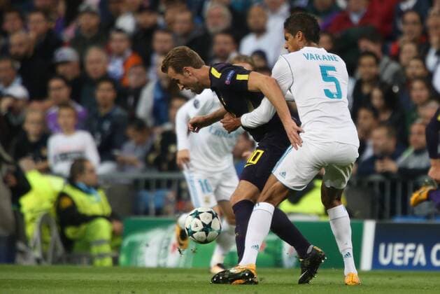 (171018) -- MADRID, Oct. 18, 2017 -- Harry Kane (L) of Tottenham breaks through during the match against Real Madrid of Group H of 2017-18 Champions League in Madrid, Spain on Oct. 17, 2017. The match tied 1-1. ) (SP)SPAIN-MADRID-SOCCER-CHAMPIONS LEAGUE-REAL MADRID VS TOTTENHAM JuanxCarlosxRojas 