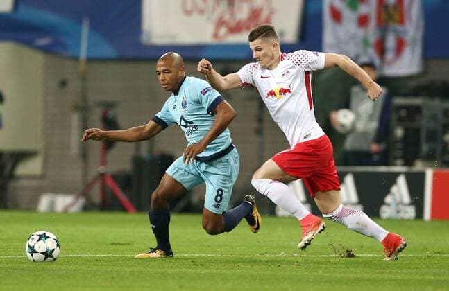 Yacine Brahimi, Marcel Sabitzer Aktion Spielszene Zweikampf Fußball Fussball UEFA CL Championsleague Herren Saison 2017 2018 17.10.2017 RB Leipzig RBL vs. FC Porto
