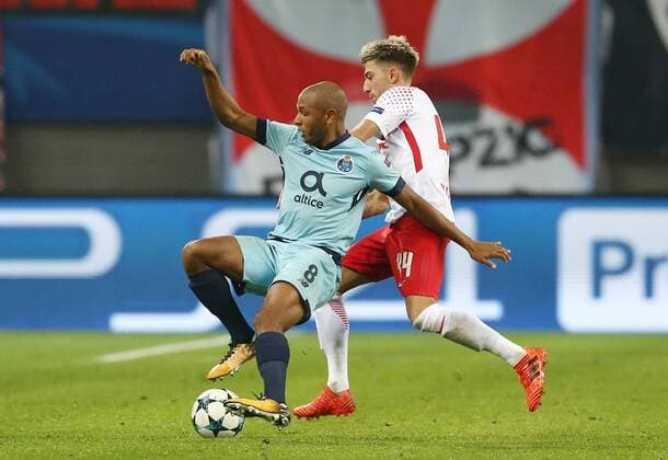Yacine Brahimi, Kevin Kampl Aktion Spielszene Zweikampf Fußball Fussball UEFA CL Championsleague Herren Saison 2017 2018 17.10.2017 RB Leipzig RBL vs. FC Porto