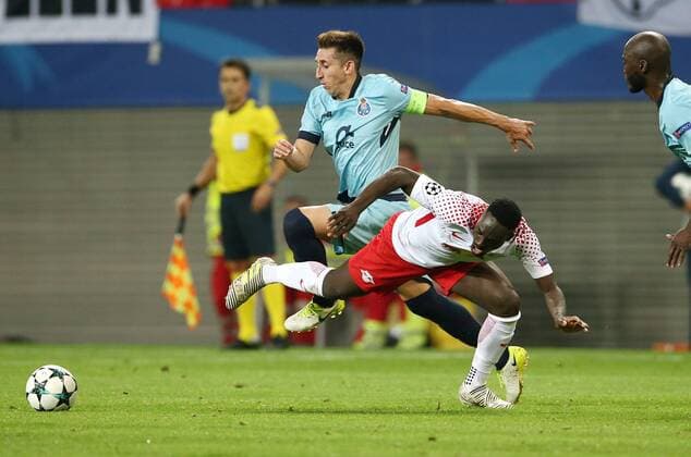 Hector Herrera, Jean Kevin Augustin Aktion Spielszene Zweikampf Fußball Fussball UEFA CL Championsleague Herren Saison 2017 2018 17.10.2017 RB Leipzig RBL vs. FC Porto