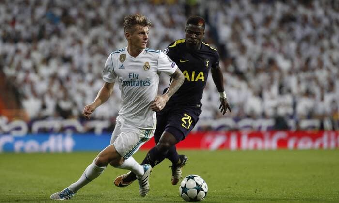 Madrid, Spain, 17.10.2017, UEFA Champions League - 2017 18 Season, Gruppenphase - Gruppe H - 3. Spieltag, Real Madrid- Tottenham Hotspur Toni Kroos (Real Madrid) und Aurier (Tottenham) im Zweikampf ( DeFodi523
