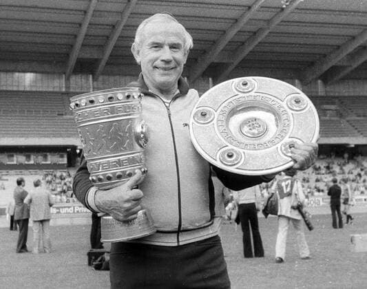 Trainer Hennes Weisweiler (1. FC Köln) mit der Meisterschale und dem DFB Pokal der Saison 1977 1978. Aufn. 08.07.1978.