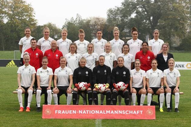 Die deutsche Frauennationalmannschaft, hinten von links: Joelle Wedemeyer, Tabea Kemme, Leonie Maier, Linda Dallmann, Hasret Kayikci, Svenja Huth, Lina Magull, Anna Blaesse. Mitte von links: Torwarttrainer Simon Panter, Co-Trainer Markus Hoegner, Melanie Leupolz, Kathrin Hendrich, Lea Schueller, Sara Doorsoun, Bundestrainerin Steffi Jones, Teammanagerin Maike Seuren. Vorne von links: Johanna Elsig, Simone Laudehr, Alexandra Popp, Carina Schlueter, Almuth Schult, Laura Benkrath, Lena Goessling, Babett Peter, Carolin Simon Fototermin Frauen-Nationalmannschaft --- Fussball --- 18.10.2017 12.10.2017 Mainz-Kastel Copyright: xWeissx Eibner-Pressefotox EP_rws