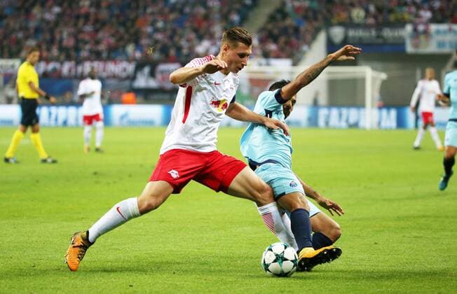 RB Leipzig - Porto Fussball Champions League Leipzig, 17.10.2017, Red Bull Arena, Fussball, UEFA Champions League, Gruppe G, 3.Spieltag , RB Leipzig (DEU) vs. FC Porto (PRT) 3:2 (3:2) , Im Bild v.l.: Willi Orban (4,RB Leipzig) und Jesus Corona (17, Porto). ,