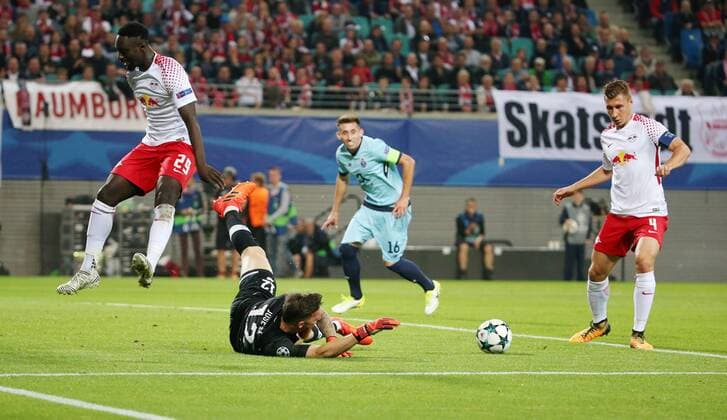 RB Leipzig - Porto Fussball Champions League Leipzig, 17.10.2017, Red Bull Arena, Fussball, UEFA Champions League, Gruppe G, 3.Spieltag , RB Leipzig (DEU) vs. FC Porto (PRT) 3:2 (3:2) , Tor für Leipzig zum 1:0 durch Willi Orban (r.). Im Bild v.l.: Jean-Kevin Augustin (29,RB Leipzig), Torwart Jose Sa (12,Porto) und Torschütze Willi Orban (4,RB Leipzig). ,