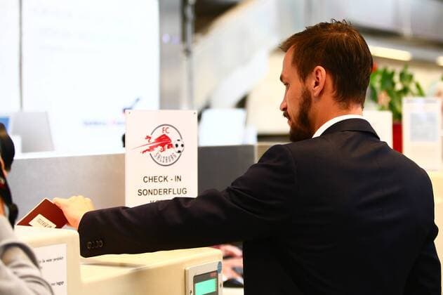 SOCCER - UEFA EL, Atiker vs RBS, preview SALZBURG,AUSTRIA,18.OCT.17 - SOCCER - UEFA Europa League, Atiker Konyaspor vs Red Bull Salzburg, preview, departure of RBS from the Salzburg airport. Image shows Andreas Ulmer (RBS). GEPAxpictures xFelixxRoittner