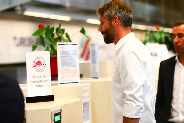SOCCER - UEFA EL, Atiker vs RBS, preview SALZBURG,AUSTRIA,18.OCT.17 - SOCCER - UEFA Europa League, Atiker Konyaspor vs Red Bull Salzburg, preview, departure of RBS from the Salzburg airport. Image shows head coach Marco Rose (RBS). GEPAxpictures xFelixxRoittner