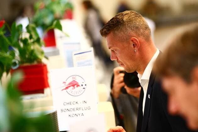 SOCCER - UEFA EL, Atiker vs RBS, preview SALZBURG,AUSTRIA,18.OCT.17 - SOCCER - UEFA Europa League, Atiker Konyaspor vs Red Bull Salzburg, preview, departure of RBS from the Salzburg airport. Image shows Alexander Walke (RBS). GEPAxpictures xFelixxRoittner