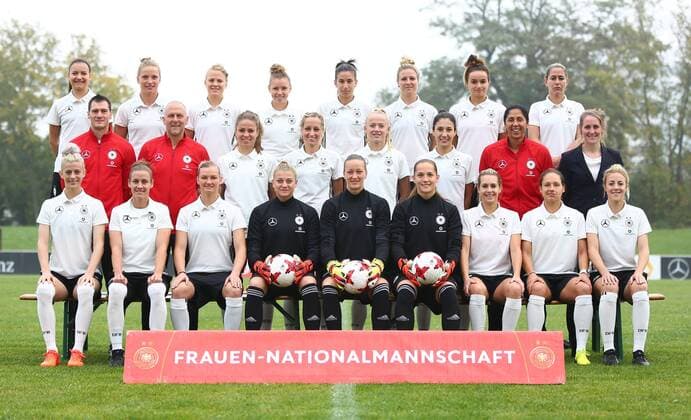 18.10,2017 xcex Mainz-Kastel, KFV-Stadion, Deutsche Frauen Nationalmannschaft (DFB), DFB Frauen Mannschaftsfoto und Training Frauenfußball-Nationalmannschaft offizielles Mannschaftsfoto hintere Reihe v.l.n.r.: Joelle Wedemeyer, Tabea Kemme, Leonie Maier, Linda Dallmann, Hasret Kayikci, Svenja Huth, Lina Magull, Anna Blässe mittlere Reihe v.l.n.r.: Simon Panter, Markus Högner, Melanie Leupolz, Kathrin Hendrich, Lea Schüller, Sara Doorsoun, Steffi Jones, Maike Seuren vordere Reihe v.l.n.r.: Johanna Elsig, Simone Laudehr, Alexandra Popp, Carina Schlüter, Almuth Schult, Laura Benkarth, Lena Goeßling, Babett Peter, Carolin Simon
