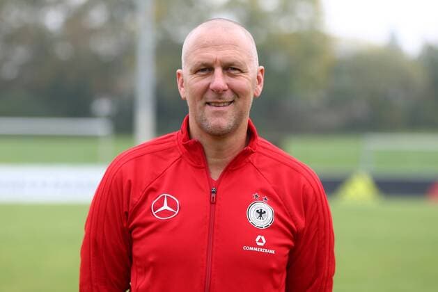 18.10,2017 xcex Mainz-Kastel, KFV-Stadion, Deutsche Frauen Nationalmannschaft (DFB), DFB Frauen Mannschaftsfoto und Training Frauenfußball-Nationalmannschaft Assistenztrainer Markus Högner (GER, DFB)