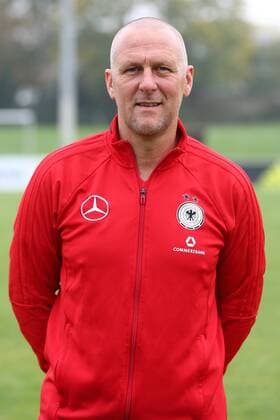 18.10,2017 xcex Mainz-Kastel, KFV-Stadion, Deutsche Frauen Nationalmannschaft (DFB), DFB Frauen Mannschaftsfoto und Training Frauenfußball-Nationalmannschaft Assistenztrainer Markus Högner (GER, DFB)